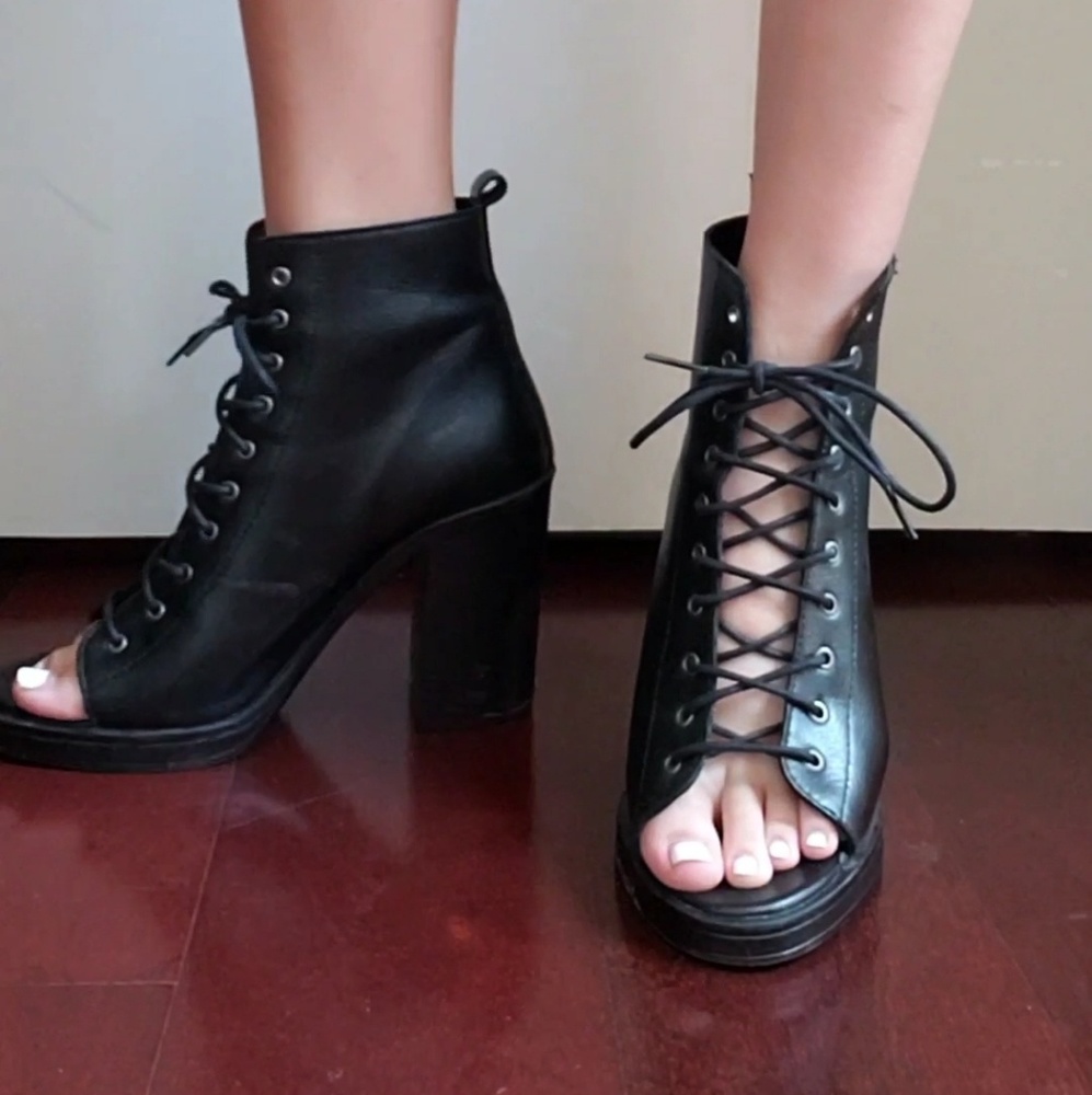 LACE UP HEELED BOOTIES